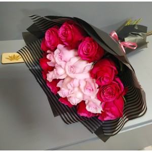 Букет розовые  розы в упаковке
